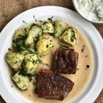 Żeberka wieprzowe duszone z dodatkiem czosnku, chilli, cynamonu, liścia laurowego oraz sporej ilości ziela angielskiego, na koniec doprawione śmietaną.