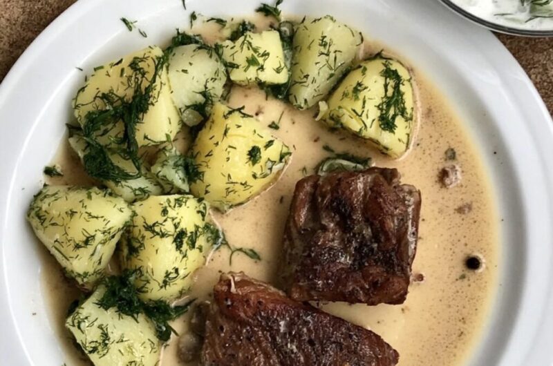 Żeberka wieprzowe duszone z dodatkiem czosnku, chilli, cynamonu, liścia laurowego oraz sporej ilości ziela angielskiego, na koniec doprawione śmietaną.