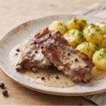 Żeberka wieprzowe duszone z dodatkiem czosnku, chilli, cynamonu, liścia laurowego oraz sporej ilości ziela angielskiego, na koniec doprawione śmietaną.