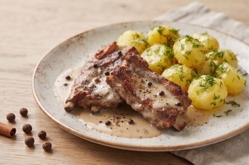 Żeberka wieprzowe duszone z dodatkiem czosnku, chilli, cynamonu, liścia laurowego oraz sporej ilości ziela angielskiego, na koniec doprawione śmietaną.