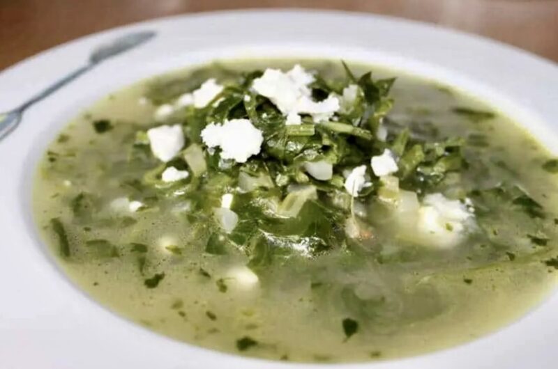 Zielona zupa, czyli zupa na bazie bulionu jarzynowego z dodatkiem cebuli i selera naciowego oraz wielkiego pęczka natki pietruszki, szpinaku i rukoli.