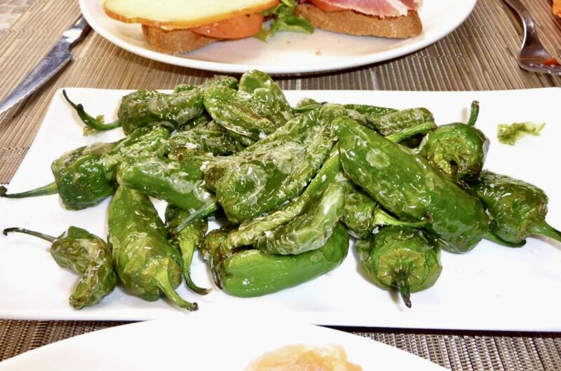 Zielone papryczki krótko smażone na oliwie, a następnie wyłożone na talerz i posypane gruboziarnistą solą morską.