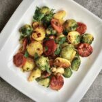 Ziemniaki pozostałe z poprzedniego dnia pokrojone na plastry, a następnie smażone z pokrojoną kiełbasą i brukselką.