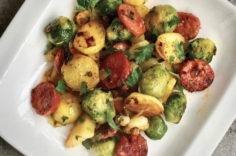 Ziemniaki pozostałe z poprzedniego dnia pokrojone na plastry, a następnie smażone z pokrojoną kiełbasą i brukselką.