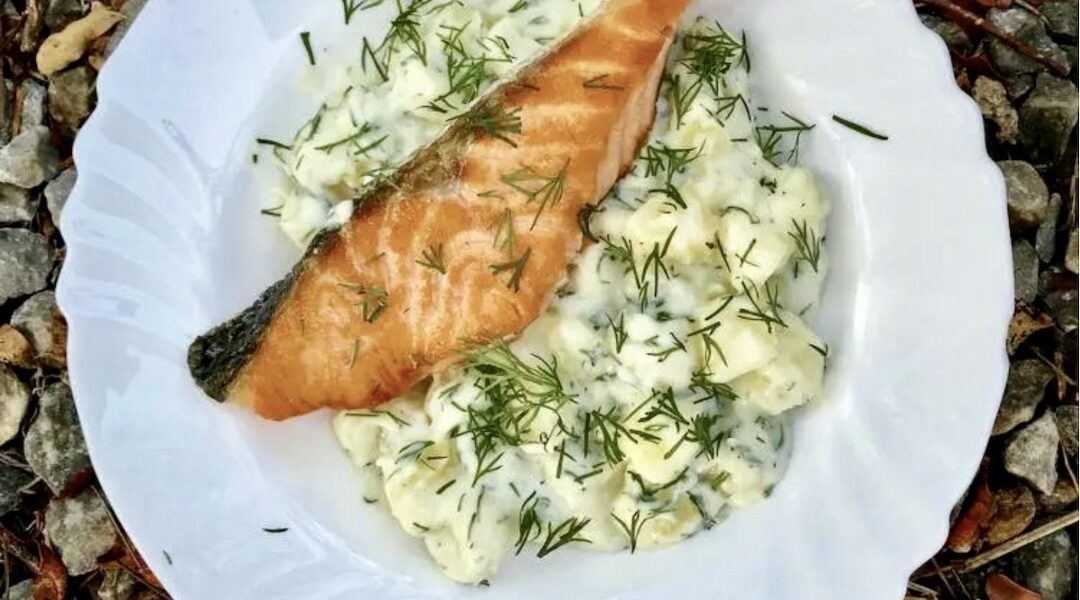 Ziemniaki z koperkiem przygotowane na szwedzki sposób to znakomity dodatek do obiadu. Często podaje się je wraz z kiełbaską z grilla albo z łososiem z rusztu.