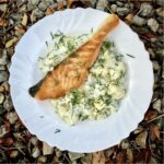 Ziemniaki z koperkiem przygotowane na szwedzki sposób to znakomity dodatek do obiadu. Często podaje się je wraz z kiełbaską z grilla albo z łososiem z rusztu.