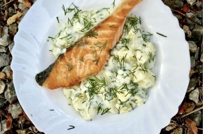 Ziemniaki z koperkiem przygotowane na szwedzki sposób to znakomity dodatek do obiadu. Często podaje się je wraz z kiełbaską z grilla albo z łososiem z rusztu.