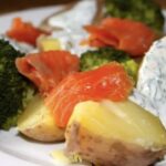 Ziemniaki z łososiem podane z brokułem w formie sałatki to danie sycące, barwne, ale przede wszystkim smaczne. Dip koperkowy świetnie podkreśla zarówno smak ziemniaków, jak i brokuła.