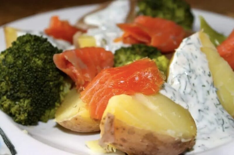 Ziemniaki z łososiem podane z brokułem w formie sałatki to danie sycące, barwne, ale przede wszystkim smaczne. Dip koperkowy świetnie podkreśla zarówno smak ziemniaków, jak i brokuła.