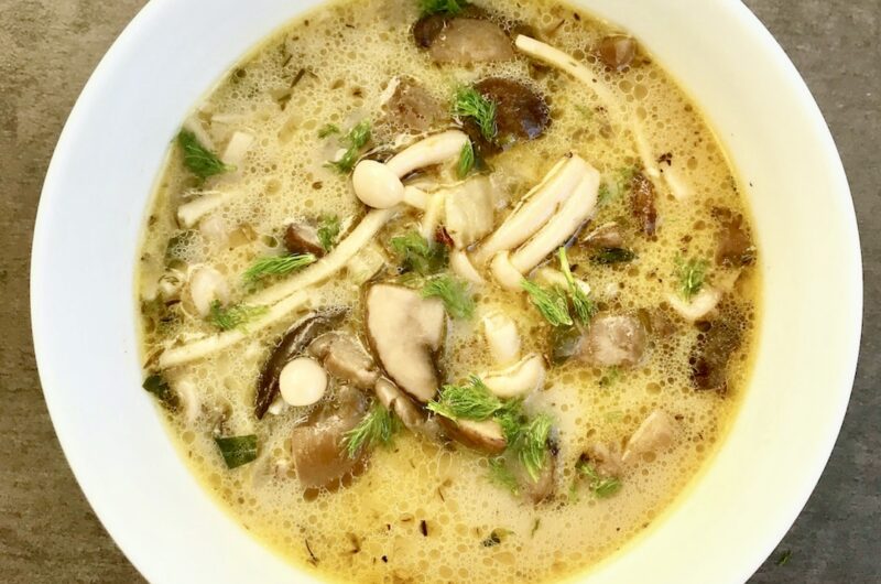 Zimowa zupa grzybowa przygotowana z trzech rodzajów grzybów i fenkuła przygotowana na bazie wywaru z kurczaka.