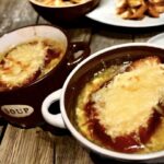 Zupa cebulowa przyrządzana na bazie mocnego bulionu wołowego z dodatkiem mocno wysmażonej sporej ilości cebuli podawana z grzankami zapiekanymi z serem Gruyere.