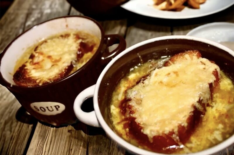Zupa cebulowa przyrządzana na bazie mocnego bulionu wołowego z dodatkiem mocno wysmażonej sporej ilości cebuli podawana z grzankami zapiekanymi z serem Gruyere.