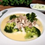 Zupa cytrynowa przyrządzona została na wywarze z indyka i podana z dodatkiem różyczek brokuła, mięsem z indyka i ryżem.