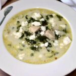 Zupa egipska na bazie wywaru drobiowego podana z kurczakiem, porem, szpinakiem i ryżem zabielona na koniec dobrym gęstym jogurtem.