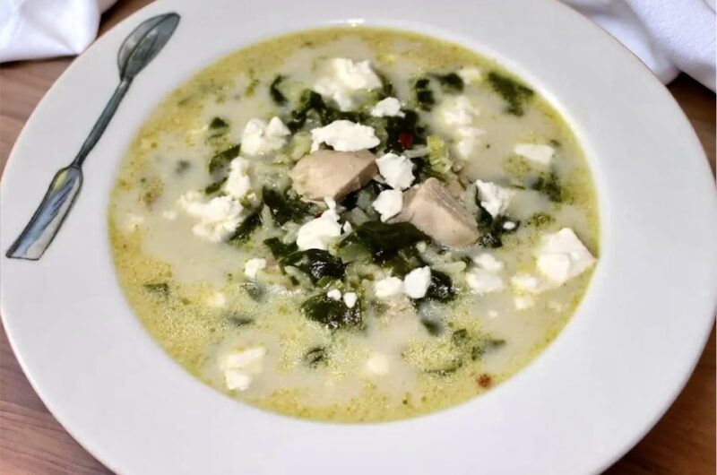 Zupa egipska na bazie wywaru drobiowego podana z kurczakiem, porem, szpinakiem i ryżem zabielona na koniec dobrym gęstym jogurtem.