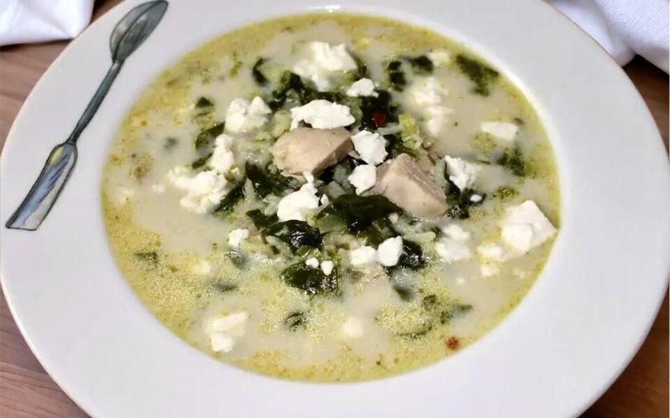 Zupa egipska na bazie wywaru drobiowego podana z kurczakiem, porem, szpinakiem i ryżem zabielona na koniec dobrym gęstym jogurtem.