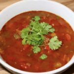 Zupa egipska zawiera pokrojone świeże papryki i pomidory z czosnkiem, które są gotowane w domowym wywarze z dodatkiem przyprawy zahtar oraz z bulgurem.