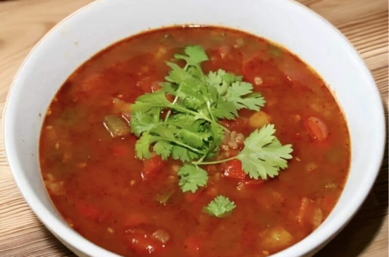 Zupa egipska zawiera pokrojone świeże papryki i pomidory z czosnkiem, które są gotowane w domowym wywarze z dodatkiem przyprawy zahtar oraz z bulgurem.