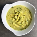 Zupa fasolkowa przygotowana na bazie delikatnego domowego wywaru drobiowego z dodatkiem fasolki szparagowej, mamuta i ziemniaków.v