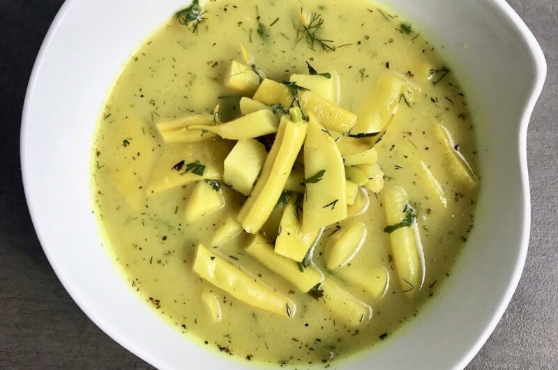 Zupa fasolkowa przygotowana na bazie delikatnego domowego wywaru drobiowego z dodatkiem fasolki szparagowej, mamuta i ziemniaków.v