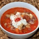 Zupa fasolowa Jokai przygotowana została na golonce wędzonej z dodatkiem warzyw korzeniowych oraz kiełbasy paprykowanej.