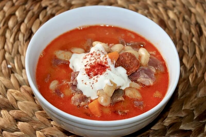 Zupa fasolowa Jokai przygotowana została na golonce wędzonej z dodatkiem warzyw korzeniowych oraz kiełbasy paprykowanej.