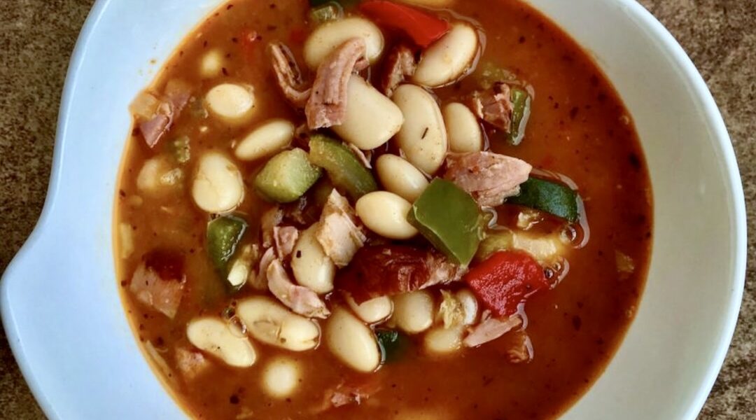 Zupa fasolowa przyrządzona na wędzonym kurczaku gotowanym z dodatkiem warzyw.