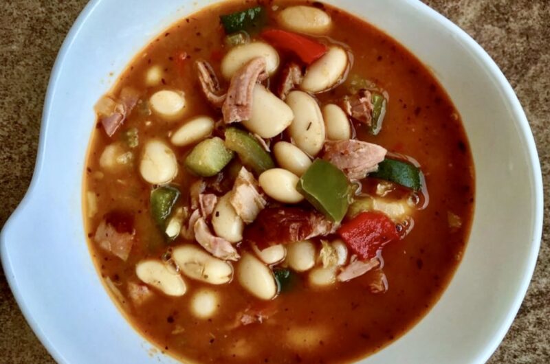 Zupa fasolowa przyrządzona na wędzonym kurczaku gotowanym z dodatkiem warzyw.