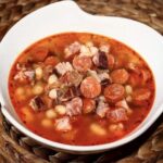 Pyszna zupa fasolowa przygotowana na żeberkach wędzonych oraz paprykowanej kiełbasie węgierskiej.