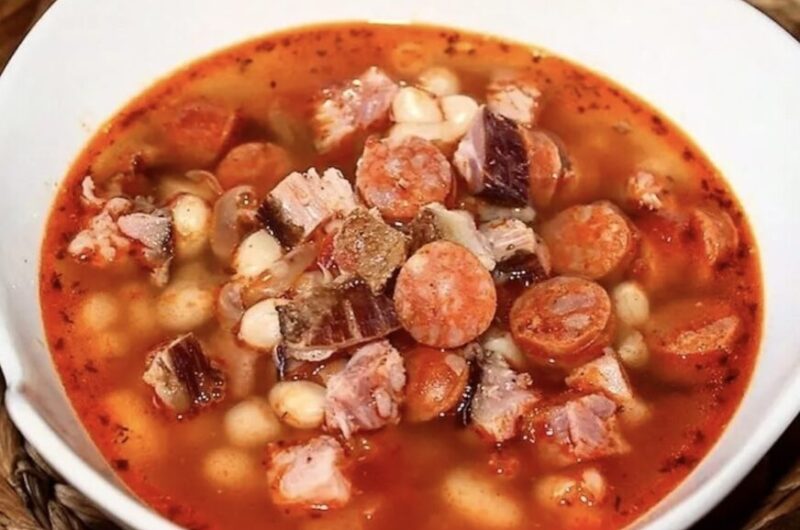 Pyszna zupa fasolowa przygotowana na żeberkach wędzonych oraz paprykowanej kiełbasie węgierskiej.