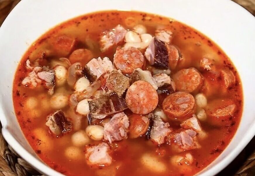 Pyszna zupa fasolowa przygotowana na żeberkach wędzonych oraz paprykowanej kiełbasie węgierskiej.