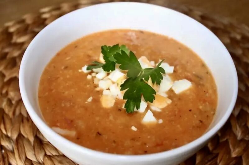 Zupa fasolowa z białej fasolki gotowana na bazie wędzonego boczku i ryżu z dodatkiem pomidorów i czosnku.