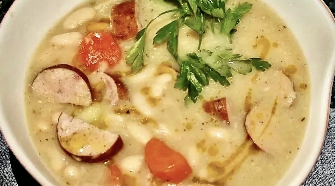 Zupa fasolowa na boczku wędzonym z warzywami oraz z dodatkiem białej fasolki, kiełbasy i ziemniaków.