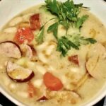 Zupa fasolowa na boczku wędzonym z warzywami oraz z dodatkiem białej fasolki, kiełbasy i ziemniaków.