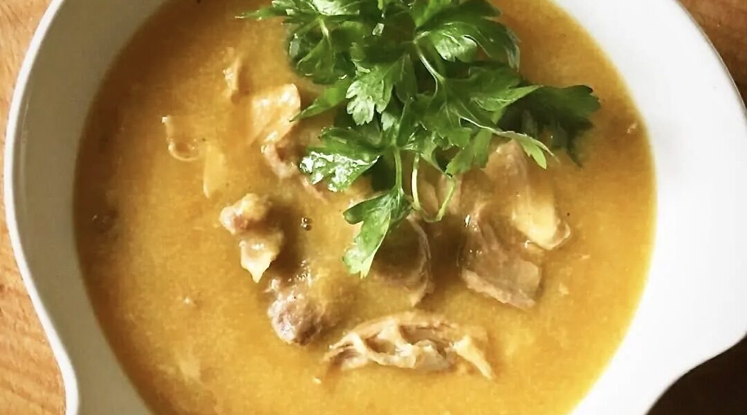 Zupa grysikowa na domowym wywarze mięsnym z dodatkiem kaszy manny zagęszczona zmiksowanymi warzywami z rosołu.