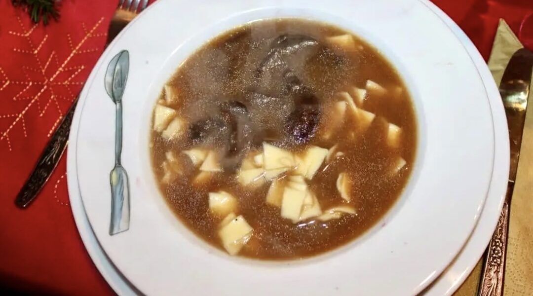 Zupa grzybowa przygotowana z suszonych grzybów na bazie wywaru jarzynowego zabielona śmietaną i podana z makaronem łazanki.