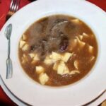 Zupa grzybowa przygotowana z suszonych grzybów na bazie wywaru jarzynowego zabielona śmietaną i podana z makaronem łazanki.