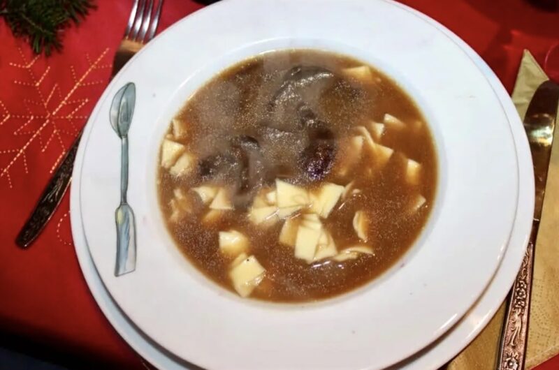 Zupa grzybowa przygotowana z suszonych grzybów na bazie wywaru jarzynowego zabielona śmietaną i podana z makaronem łazanki.