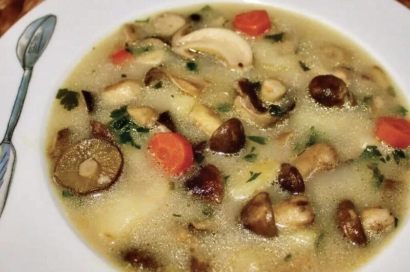 Zupa grzybowa z zielonych gąsek to zupa ze świeżych grzybów przygotowana na bazie przesmażonych warzyw korzeniowych oraz cebuli, pora i ziemniaków na koniec doprawiona śmietaną.