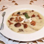 Zupa grzybowa ze świeżych grzybów leśnych przygotowana została na bazie delikatnego domowego bulionu jarzynowego i podbita na koniec dużą ilością kwaśnej śmietany.