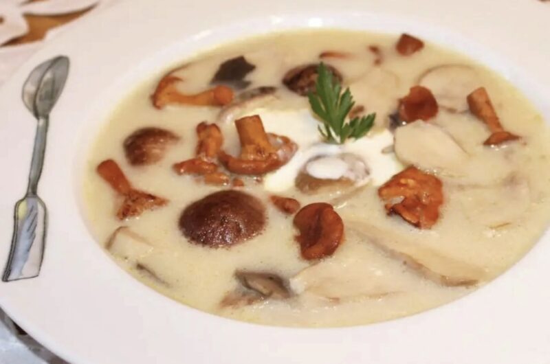 Zupa grzybowa ze świeżych grzybów leśnych przygotowana została na bazie delikatnego domowego bulionu jarzynowego i podbita na koniec dużą ilością kwaśnej śmietany.