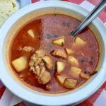 Oryginalna zupa gulaszowa z Węgier z dodatkiem kawałków wołowiny oraz papryki, cebuli i pomidorów.