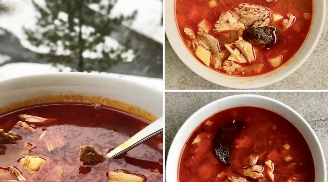 Zupa gulaszowa z bażanta przygotowana została na bazie wywaru z bażanta gotowanego z dodatkiem warzyw korzeniowych, suszonych grzybów i słoniny i doprawiona słodka mieloną papryką.