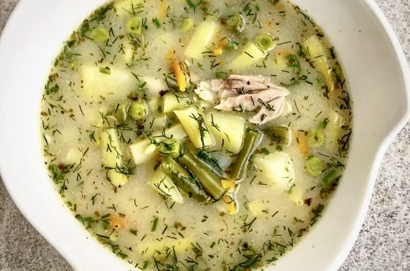 Zupa jarzynowa przygotowana na bazie wywaru z kurczaka oraz z fasolką szparagową i bobem doprawiona kwaśną śmietaną.