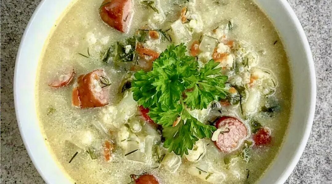 Zupa jarzynowa z kalafiorem i burakiem liściastym z dodatkiem cienkimi wędzonymi kiełbaskami frankfurterkami.