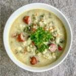 Zupa jarzynowa z kalafiorem i burakiem liściastym z dodatkiem cienkimi wędzonymi kiełbaskami frankfurterkami.