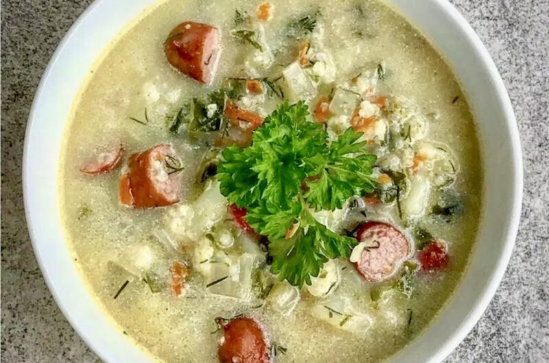 Zupa jarzynowa z kalafiorem i burakiem liściastym z dodatkiem cienkimi wędzonymi kiełbaskami frankfurterkami.