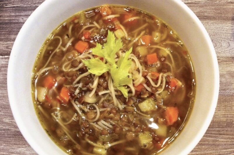 Zupa jarzynowa przygotowana na bazie domowego wywaru jarzynowego z brązową soczewicą, warzywami korzeniowych oraz makaronem nitki.