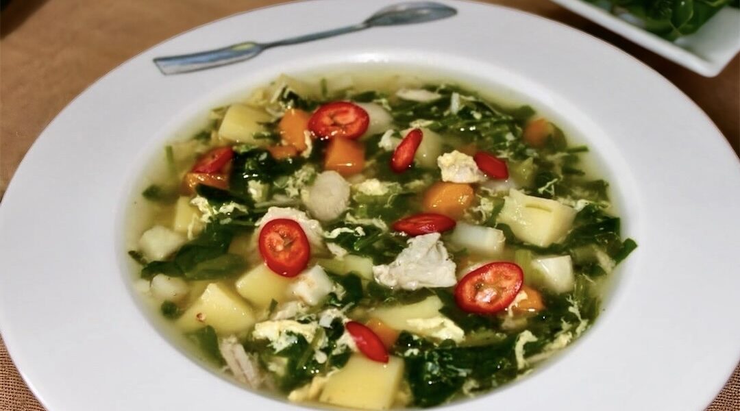 Zupa jarzynowa przygotowana na domowym rosołku z dodatkiem ziemniaków i kurczaka ze szpinakiem i lanym ciastem.