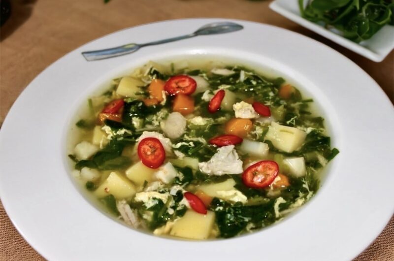 Zupa jarzynowa przygotowana na domowym rosołku z dodatkiem ziemniaków i kurczaka ze szpinakiem i lanym ciastem.